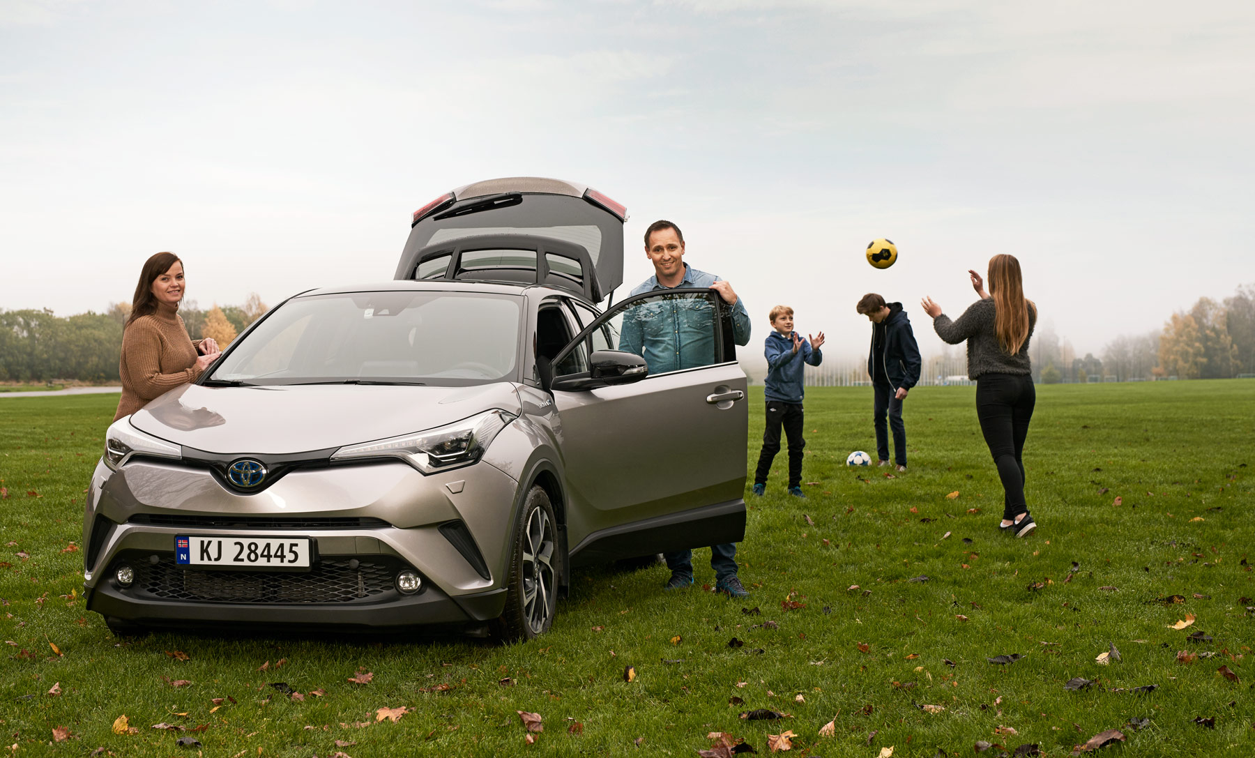Family with their Toyota car. Advertising by Håvard Schei