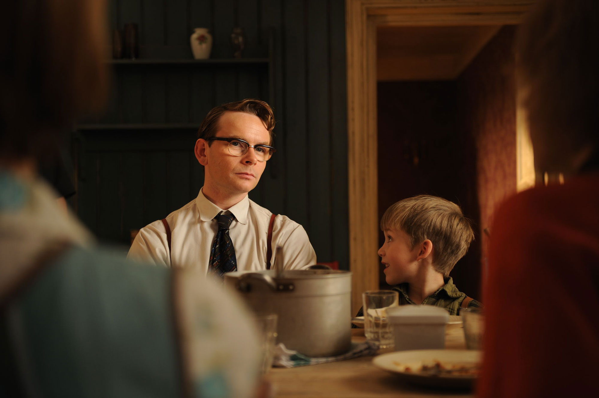 Jana Gunnar Røise and Adrian Grønrønevik Smith in the kitchen. Stills from the childrens feature film Knerten/Twigson.
